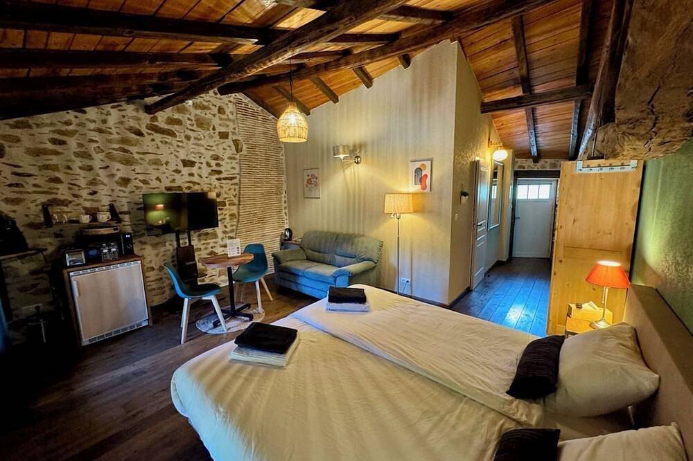 Appartement entier, Chambre \"Planchas\" - Deluxe Double ou Lits Jumeaux (n°8) in Rouzède, Charente