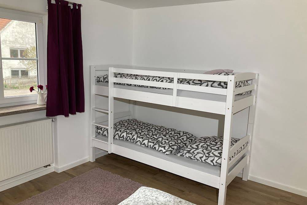 Ganze Wohnung, Ferienwohnung mit Terrasse, neu 2022, Legoland usw. in Kürze erreichbar in Kirchheim in Schwaben, Bayerisch Schwaben