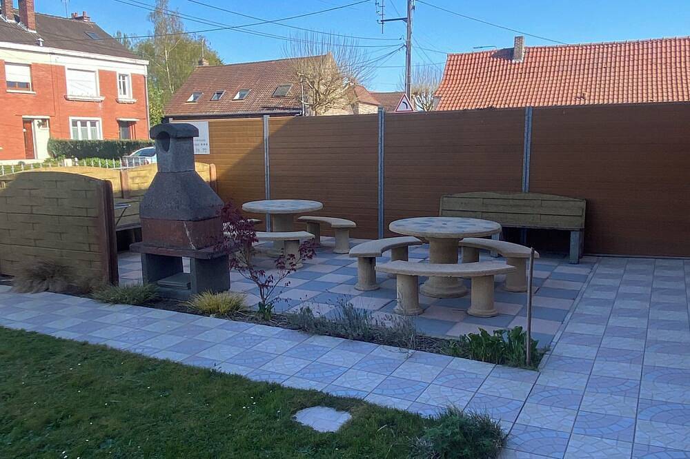 Entire apartment, Studio 700 metres from the spa in Saint-Amand-les-Eaux, Valenciennes region