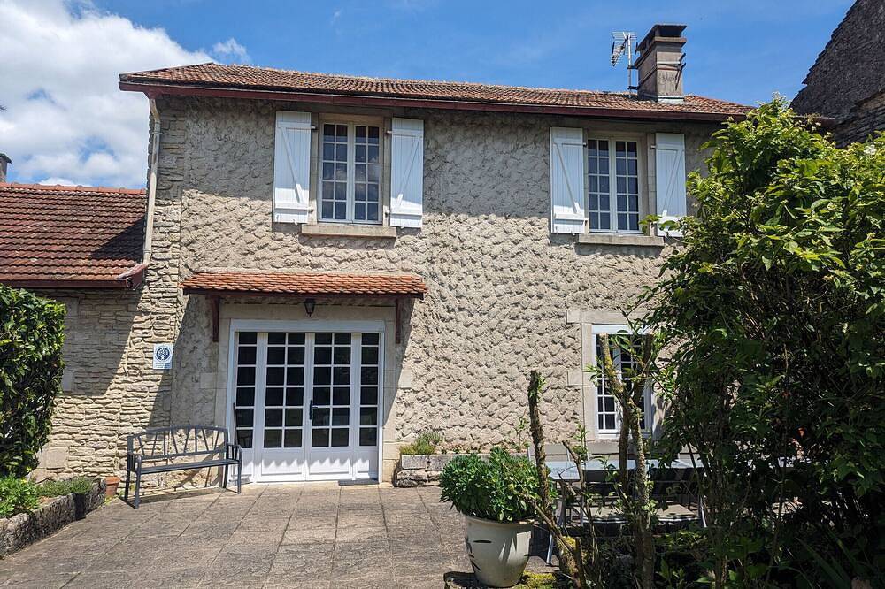 Charming Villa with Fireplace, Terrace, and Garden Near Montsaugeonnais Vineyards in Vaux-sous-Aubigny, Parc national de forêts