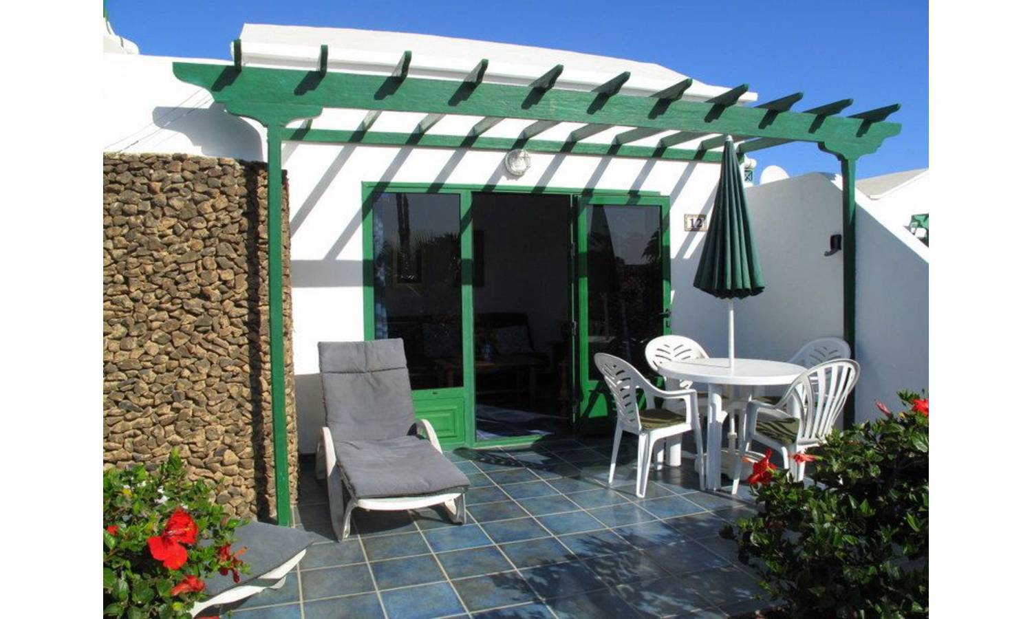 Entire apartment, Apartment 'Jardin de Sol 11' with Terrace and Shared Pool  in Playa Blanca, Yaiza