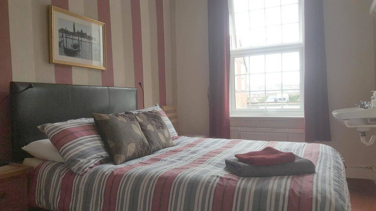 Double Room with Shared Bathroom in Tiverton, Devon