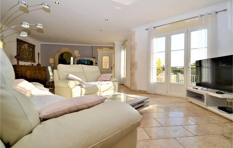 Spacious Apartment with Pool & Parking, Close to Jonquières-Saint-Vincent in Jonquières-Saint-Vincent, Nimes region
