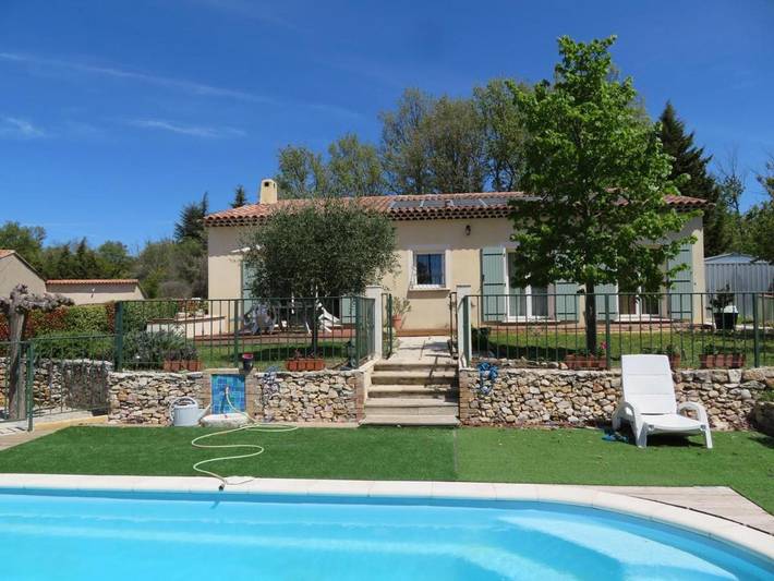 Location de vacances pour 6 personnes, avec terrasse ainsi que jardin et piscine à Régusse