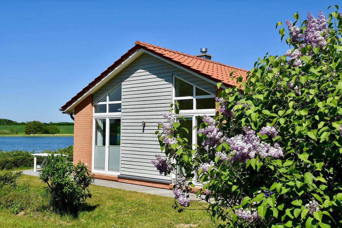 Ferienhaus 'Schwanenuferhaus' mit Meerblick, privater Terrasse und Wlan in Kosel, Rendsburg-Eckernförde