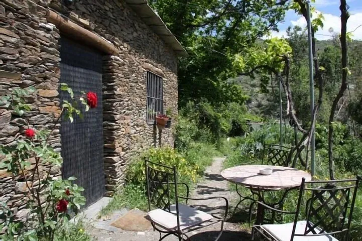 Gîte pour 3 personnes, avec terrasse ainsi que jardin et piscine, animaux acceptés - 1