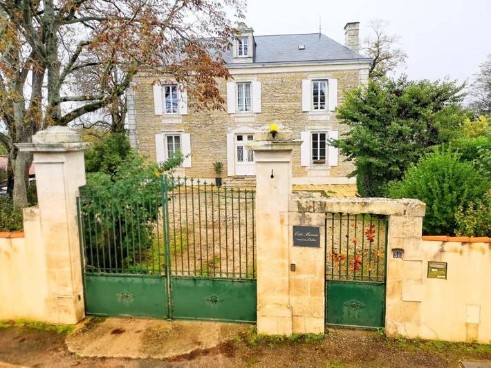 Location de vacances pour 7 personnes, avec jardin et piscine à Chaillé-les-Marais