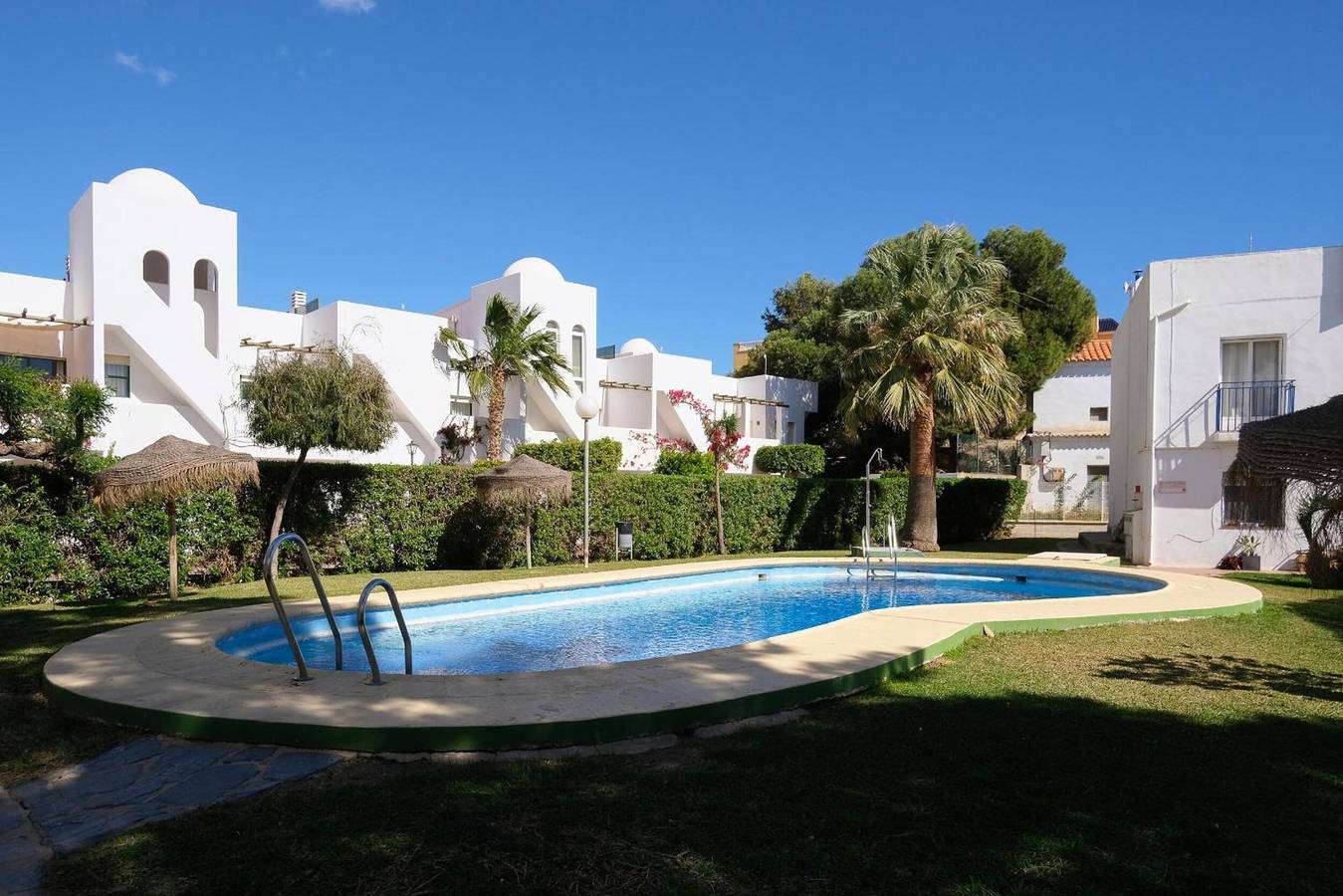 Apartamento entero, Apartamento 'Garzas Reales' con piscina compartida, Wi-Fi y aire acondicionado in Playas de Vera, Vera