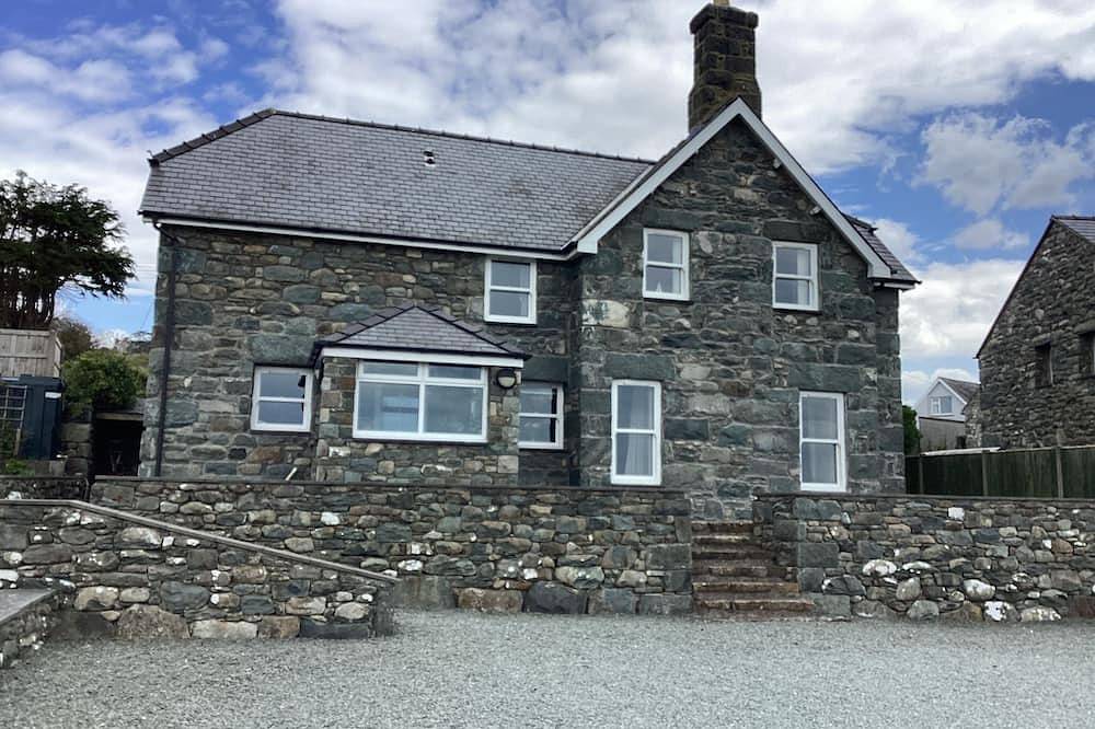 Traditional Welsh cottage in the village of Dyffryn Ardudwy in Dyffryn Ardudwy, Snowdonia