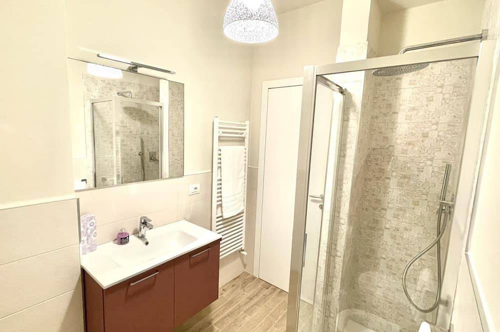 Apartamento entero, This apartment is located in Prato, in a strategic area just a few meters from the Pecci Museum of Contemporary Art and 15 km from Florence. It is situated in front of the Prato Courthouse, near the central train station and the Prato Est highway exit.Id in Prato, Provincia de Prato