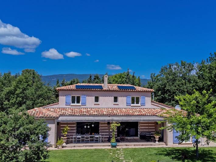 Location de vacances pour 8 personnes, avec jardin ainsi que terrasse et piscine à Tourrettes