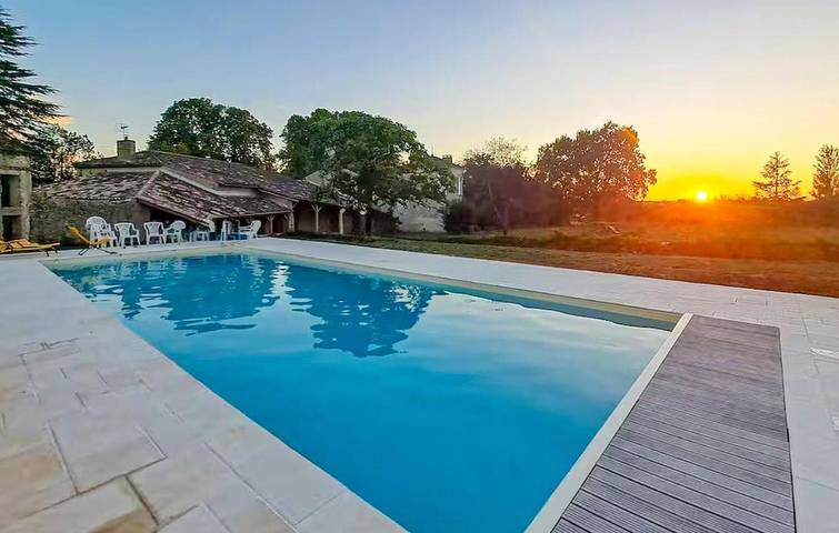 Location de vacances pour 10 personnes, avec piscine et jardin à Les Esseintes