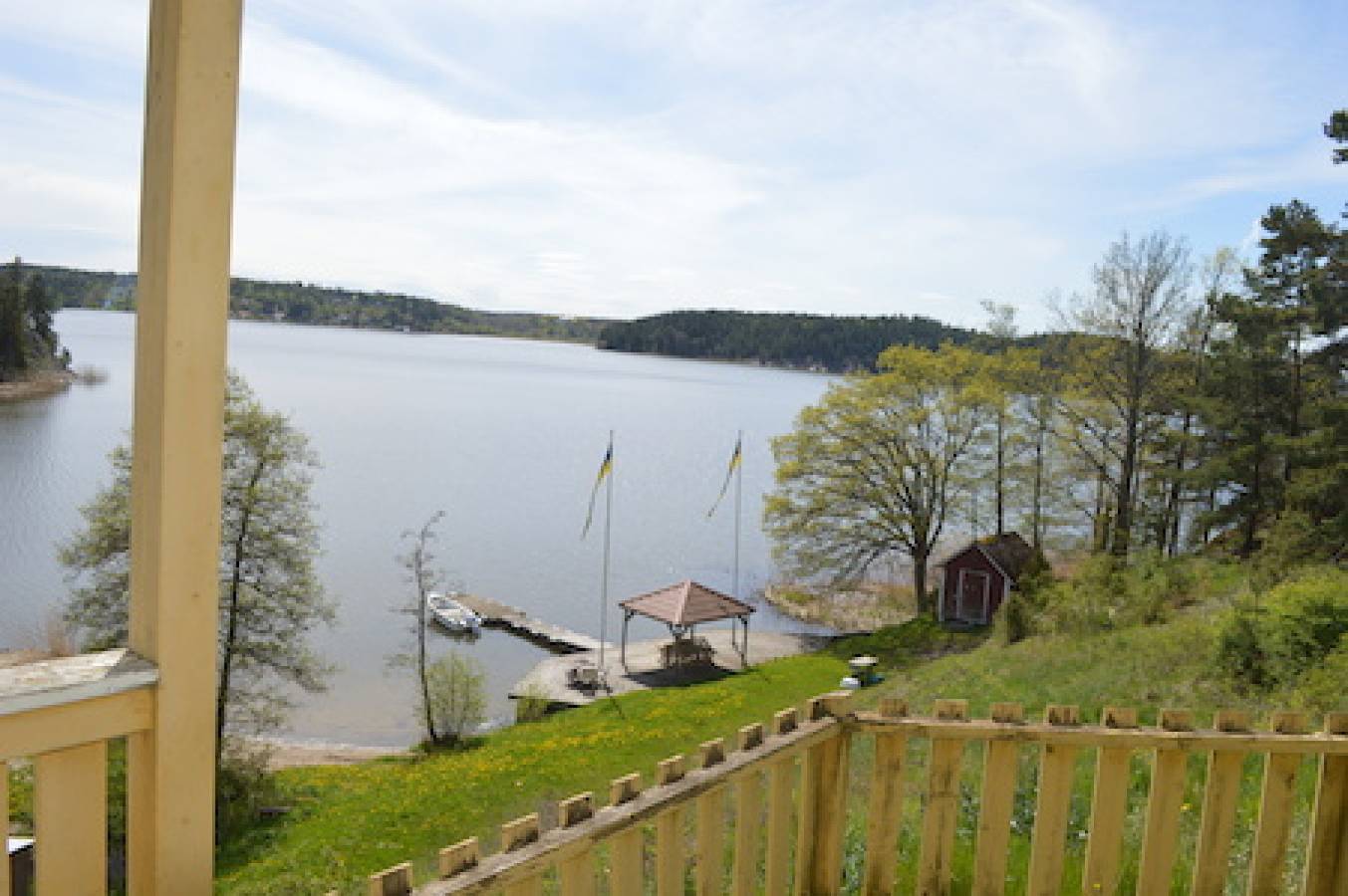 Flügelgebäude mit sehr schönen Seeblick 50 meter von der Badestelle in Vikbolandet