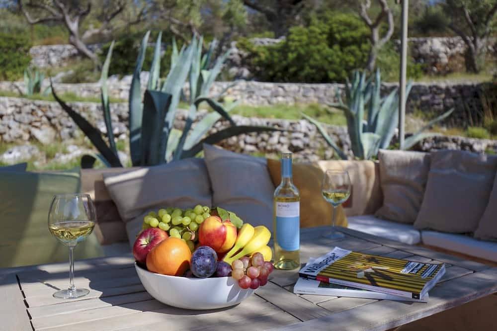 Bright Beachfront Villa with Direct Access near Vathy and Taverna in Griechenland