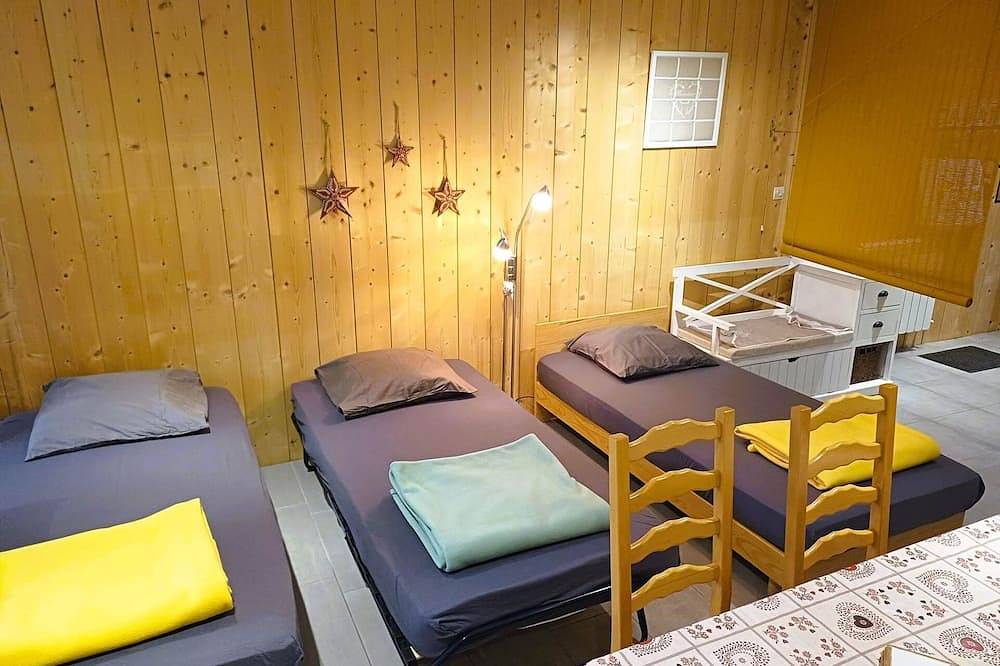 Entire apartment, Isards Hiker 5-Bed Dormitory Gr10 in Arrens-Marsous, Pyrenees National Park
