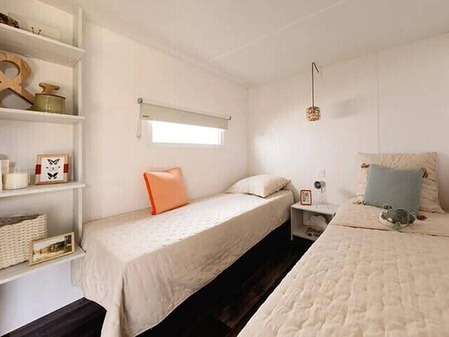 Camping Le Riva Bella - Bungalow de lona 4 personas - Coco Sweet | 2 Dormitorios | 4 Pers | Terraza elevada | Sin baño | Aire acondicionado in Ouistreham, Región de Caen