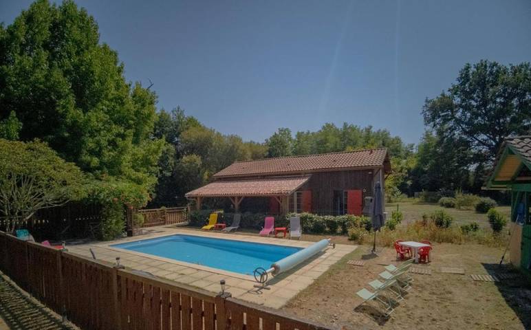 Location de vacances pour 6 personnes, avec Terrasse ainsi que Jardin et Piscine à Bélis