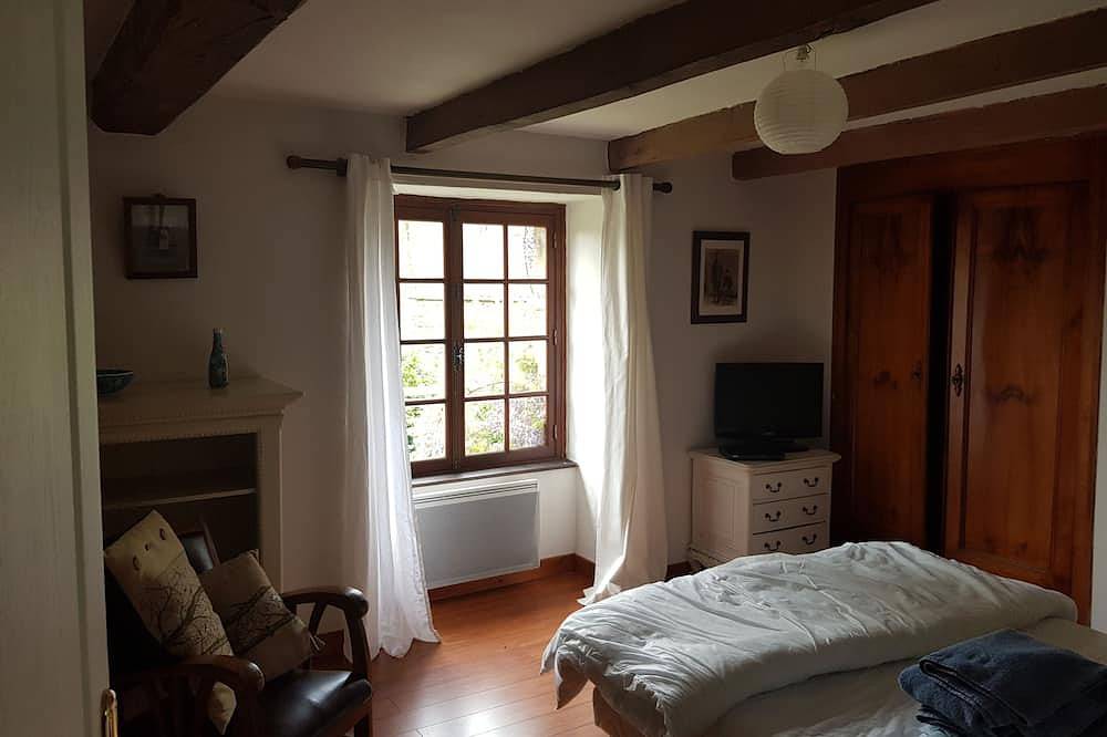 Beautifully Restored Detached Stone House in Jugon-les-Lacs, Dinan region