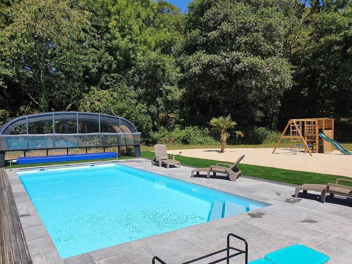 Gîte pour 7 personnes, avec vue ainsi que jardin et piscine, animaux acceptés à Cléden-Poher