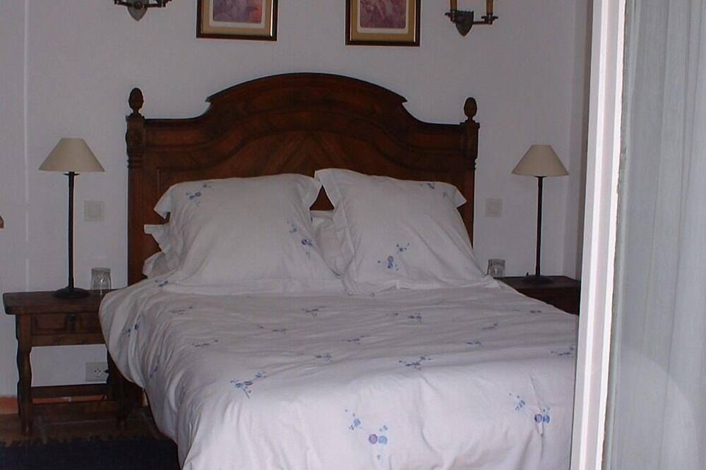 Appartement entier, Joli appartement dans une superbe maison en pierre sur un grand terrain calme in La Garde-Freinet, Côte méditerranéenne (France)