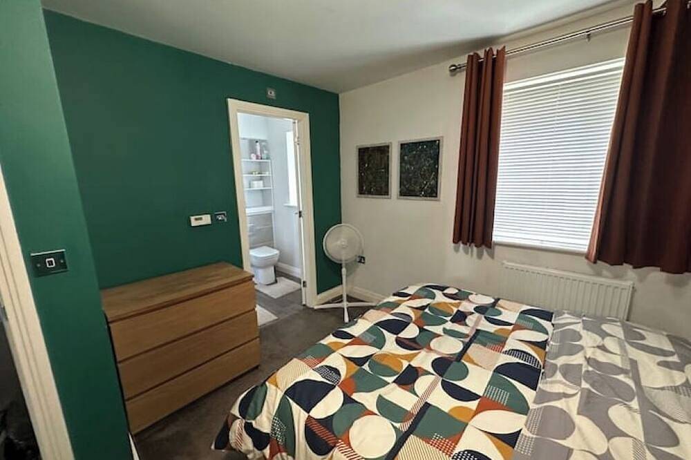 Nice 4 bedroom + Free Parking in Bolton, Greater Manchester