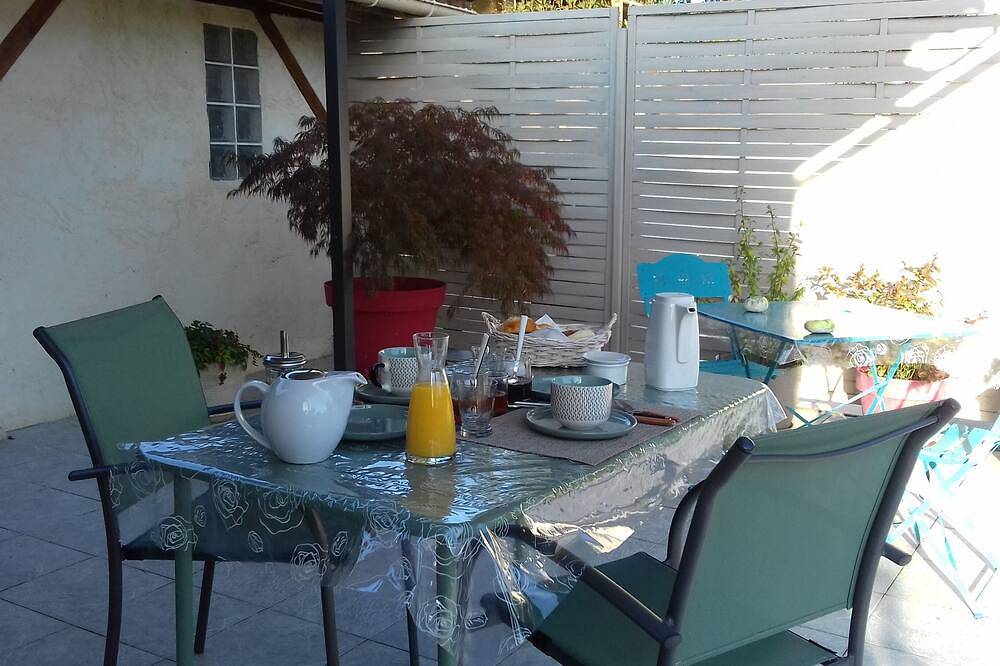 Poolside B&B in a renovated farmhouse in the heart of the Gers countryside in Cézan, Gers