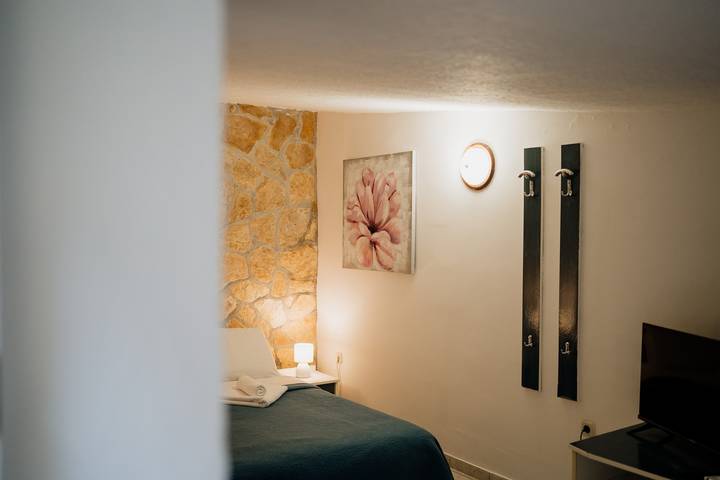 Ganze Wohnung, Villa Palma 3, in der Nähe des Strandes Zagazinjine, in Mali Lošinj, für zwei Personen. in Mali Lošinj, Lošinj (Kvarner Bucht)