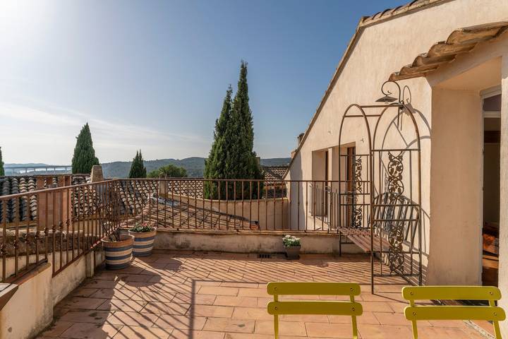 Casa vacanze 'Maison Belle Vue' con vista sulle montagne, terrazza privata e Wi-Fi in Les Angles (Gard), Nimes e dintorni