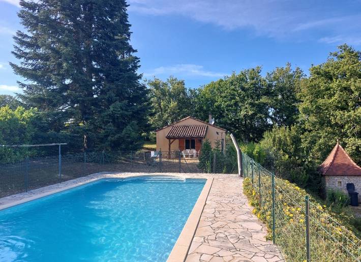 Gîte pour 6 personnes, avec piscine ainsi que jardin et terrasse
