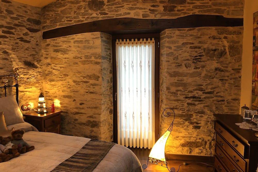 Lovely country house with garden by the sea in Rías Altas in Mogor, Mañón