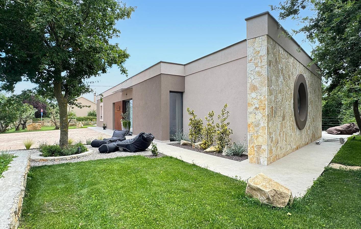 Gemütliche Ferienwohnung mit 2 Schlafzimmern und Terrasse in der Nähe der Küste und des Stadtzentrums in Presika, Ostküste Istrien