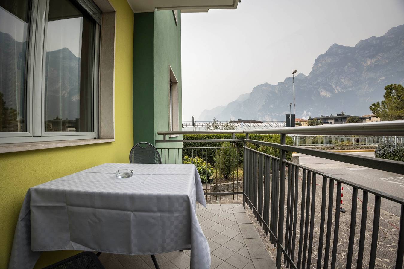 Appartamento intero, Appartamento "Verde House 1" con vista sulle montagne, balconi, giardino in comune e Wi-Fi in Riva del Garda, Prealpi Gardesane