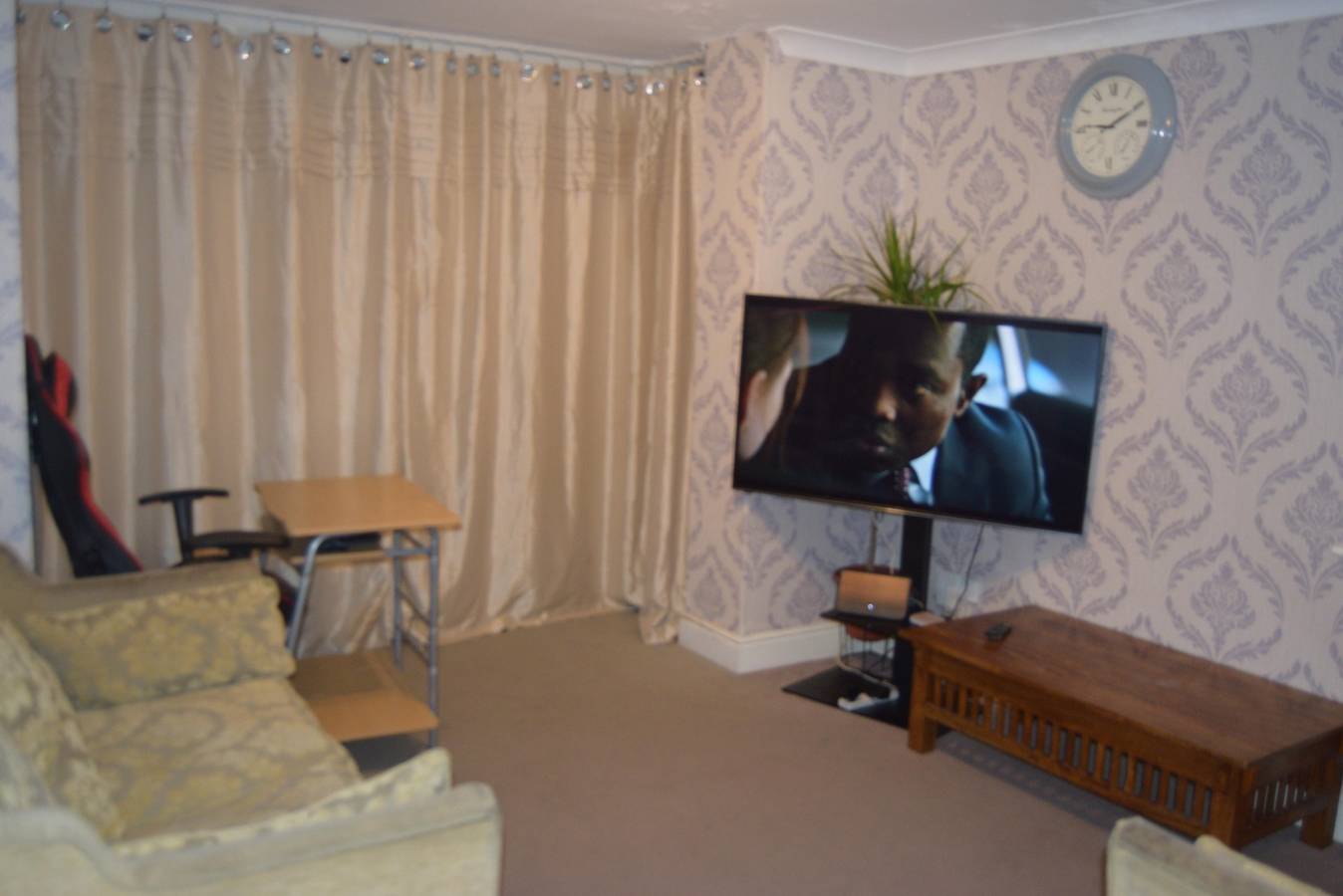 Hel ferieleilighet, 2-Bed Apartment Sleeps 4 with Wi-Fi in Brent, London