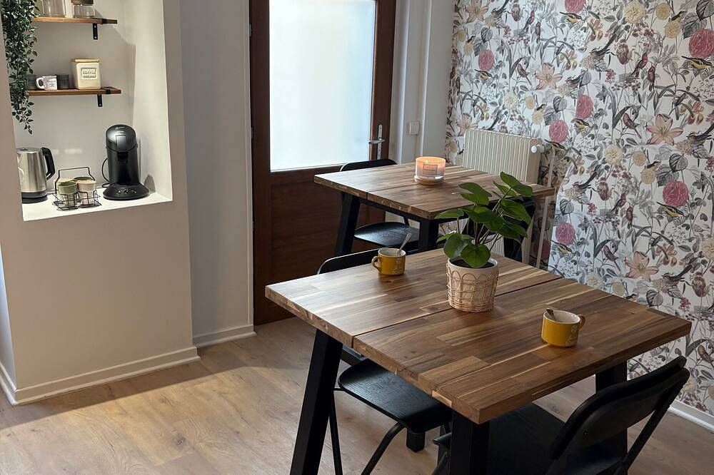 Entire apartment, Medieval Room 17 in Semur-en-Auxois, Montbard region