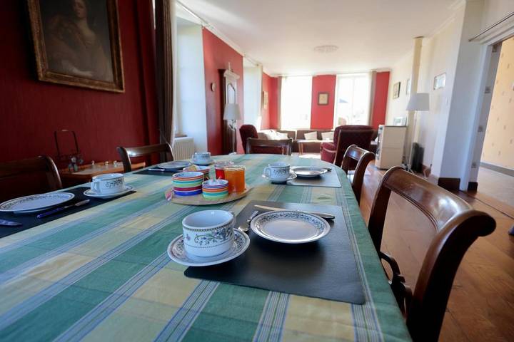 Location de vacances pour 2 personnes, avec terrasse et jardin ainsi que vue et piscine, adapté aux familles à Val-de-Meuse - 3