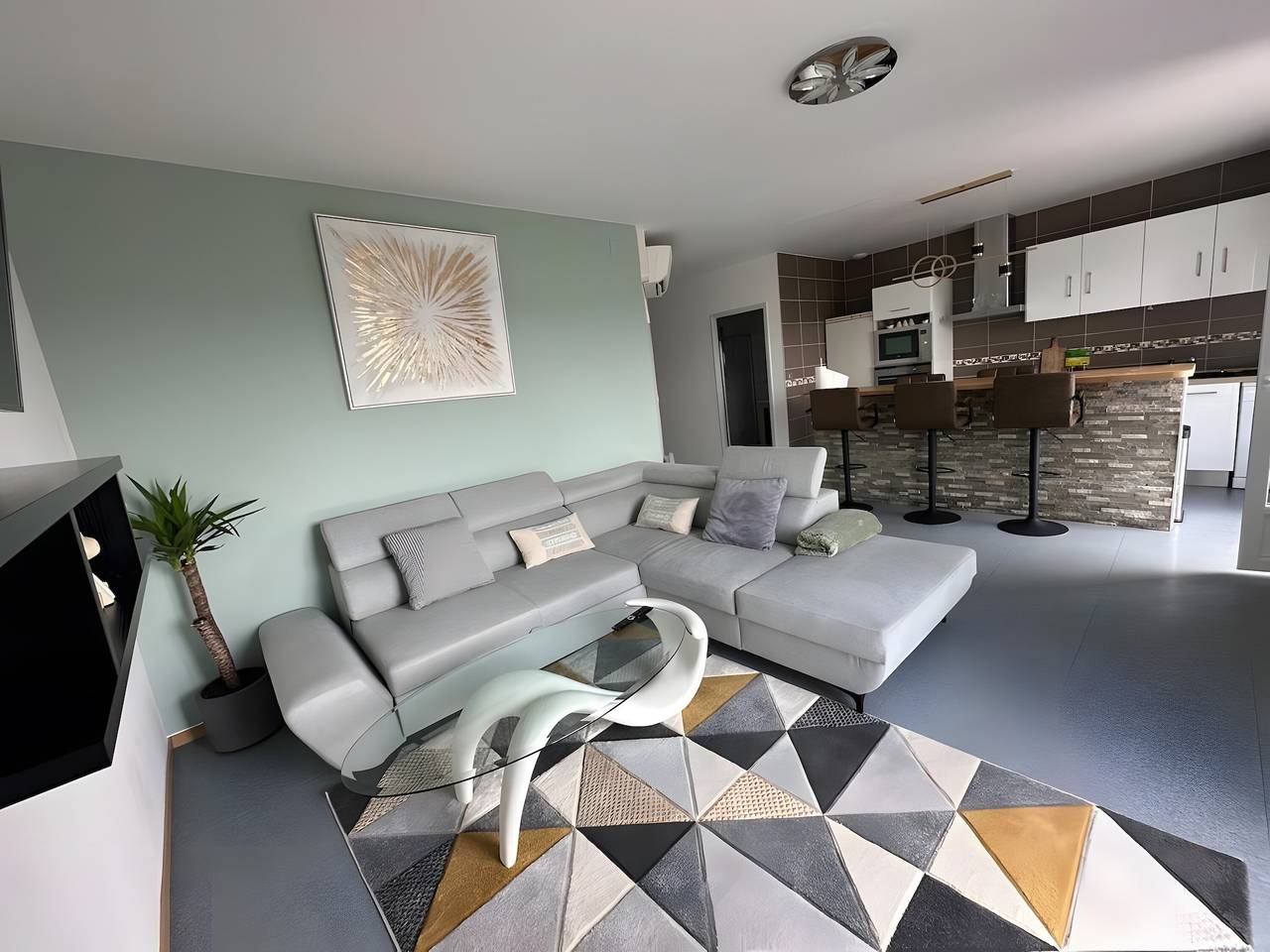 Apartamento entero, Apartamento 'Bel Appartement Perrière' con balcón, Wi-Fi y aire acondicionado in Brive-la-Gaillarde, Brive-la-Gaillarde region