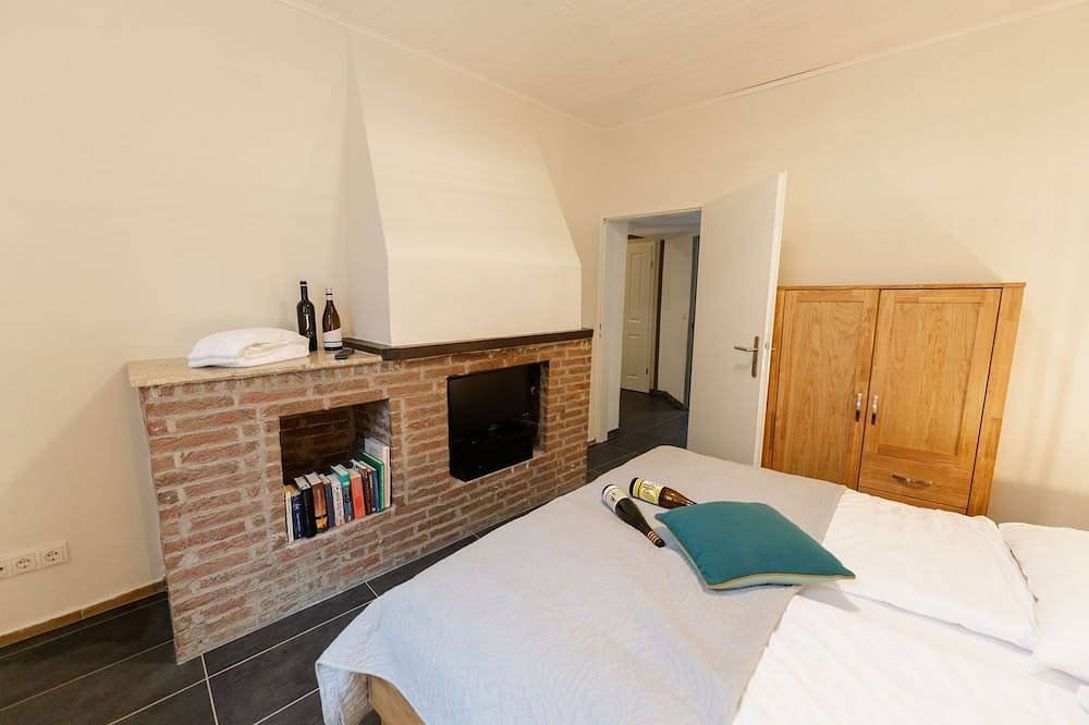 Ganze Wohnung, Gemütliches Winzerhaus mit großer Terrasse und Blick auf die Dächer von Ediger in Ediger-Eller, Cochem-Zell