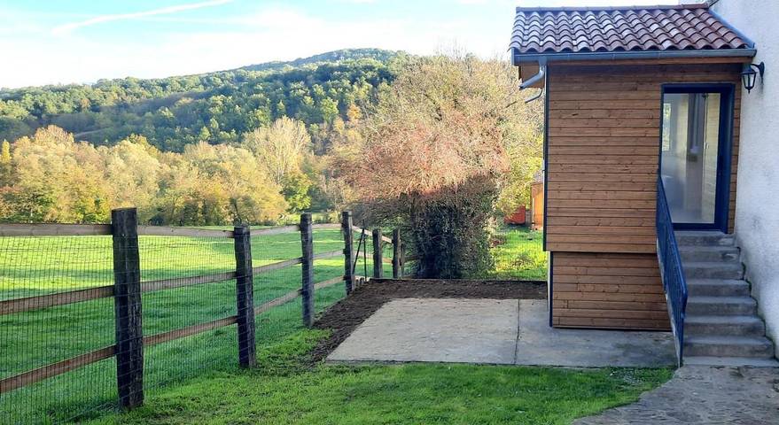Location de vacances pour 2 personnes, avec jardin ainsi que vue et terrasse à Châtillon (Rhône)
