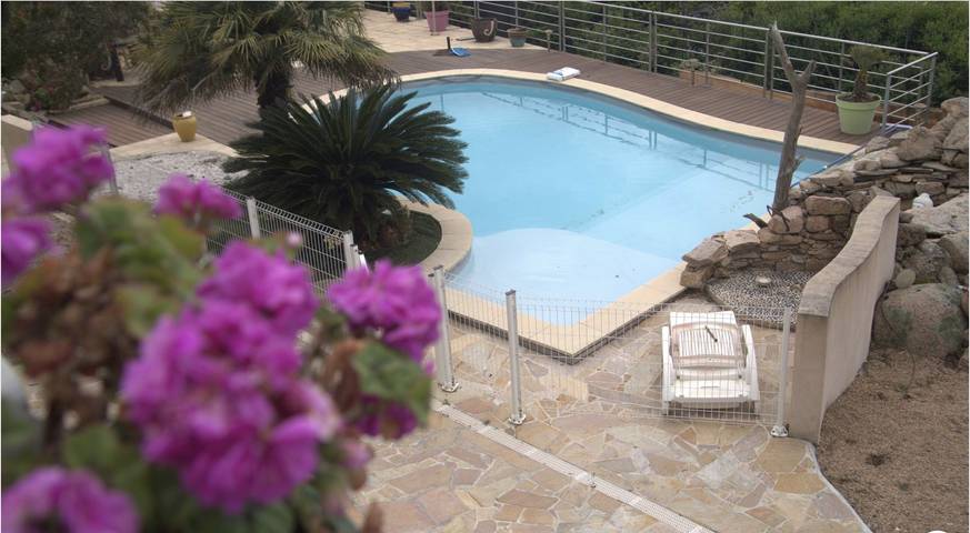 Gîte pour 5 personnes, avec terrasse ainsi que piscine et jardin