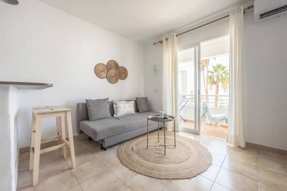Entire apartment, A seaside retreat with swimming pool in Ciutadella, Menorca