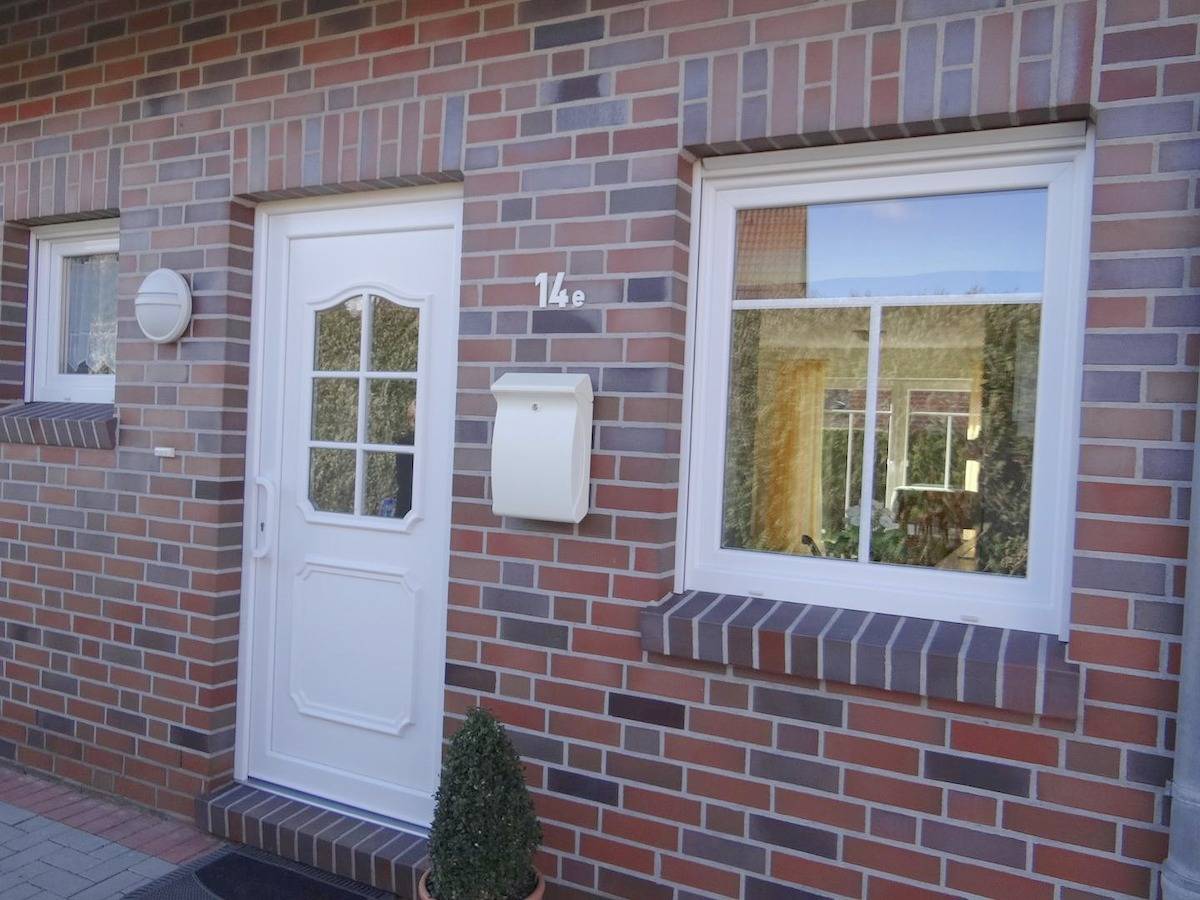 Harmonisch und gemütlich: Die geschmackvoll eingerichtete Doppelhaushälfte von ca. 70 qm lässt keine Wünsche offen. Auf der lauschigen Terrasse lassen sich wunderbare Stunden verbringen. in Carolinensiel, Landkreis Wittmund