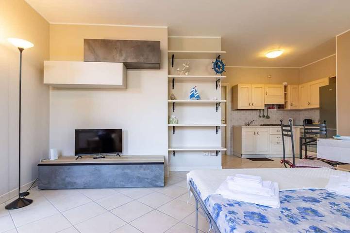 Appartement entier, Maison au bord du lac de Cuz - Centre d'Arona - WiFi gratuit - Par Guestaly in Arona (Lago Maggiore), Commune de Arona
