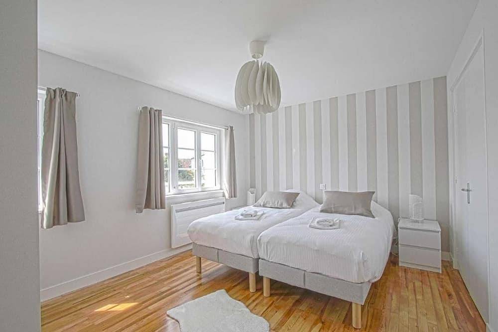 Retraite familiale avec vue sur la ville in Saint-Benoît-de-l'Aure, Région de Bayeux