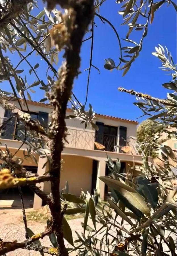 Location de vacances pour 6 personnes, avec Balcon ainsi que Terrasse et Vue à Ginasservis