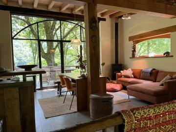 Location de vacances pour 5 personnes, avec vue sur le lac et jardin ainsi que sauna et vue, animaux acceptés à Castelnau-de-Mandailles