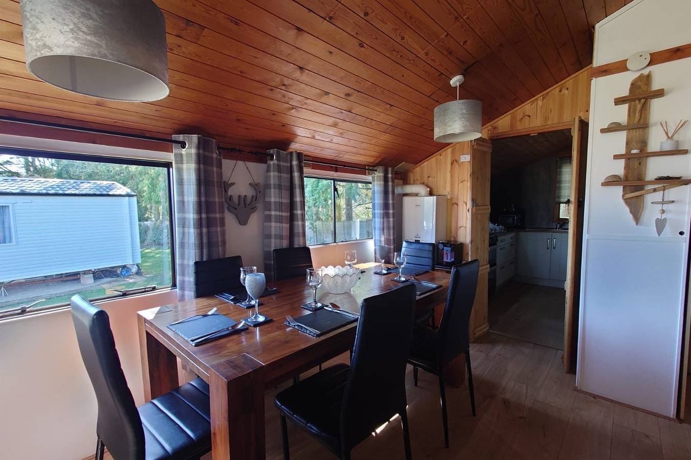 Wildwood Cabin - Sleeps 6, Hot Tub & Parking in Dumfries and Galloway