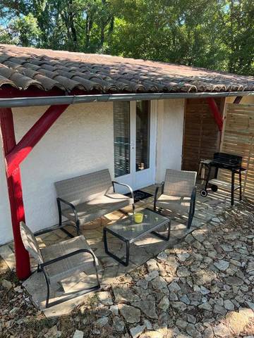 Gîte pour 5 personnes, avec piscine et terrasse ainsi que jardin et vue à Saint-Aubin-de-Nabirat