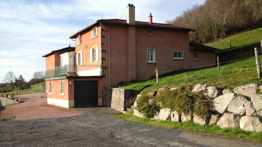 Gîte pour 11 personnes, avec terrasse et jardin à Brullioles