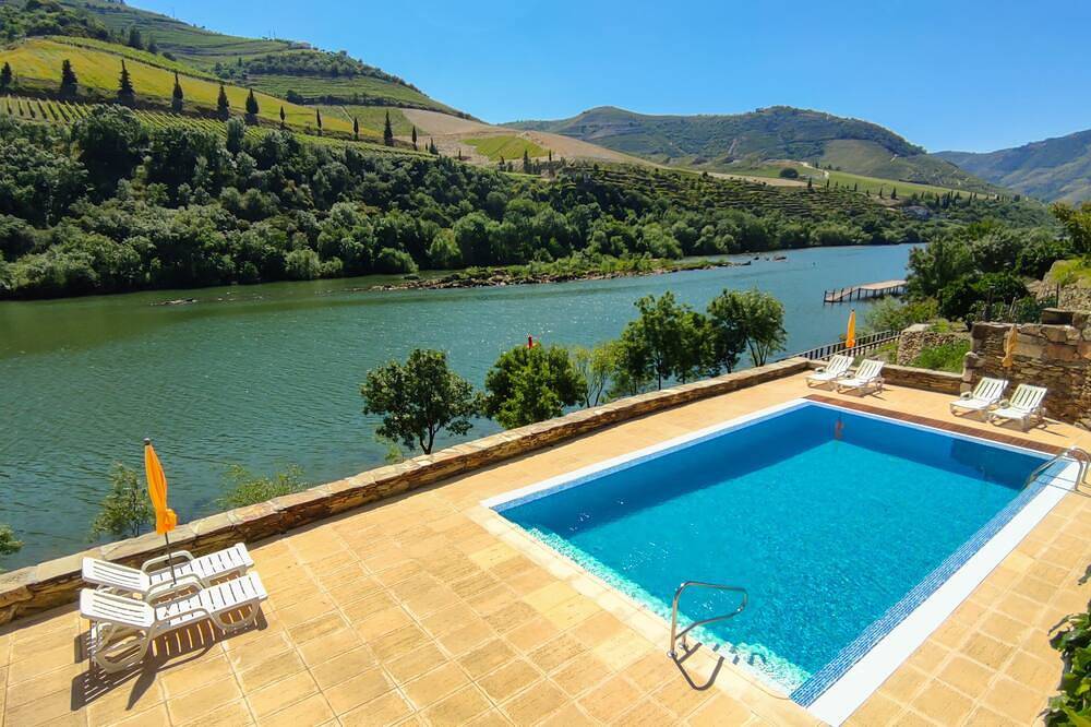 Ganze Wohnung, Apartment mit Gemeinschaftspool und fantastischem Panoramablick auf den Fluss Douro in Castanheiro do Norte e Ribalonga, Douro-Tal