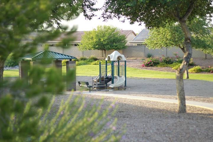 Vacation rental for 8 people, with terrace and yard in San Tan Valley